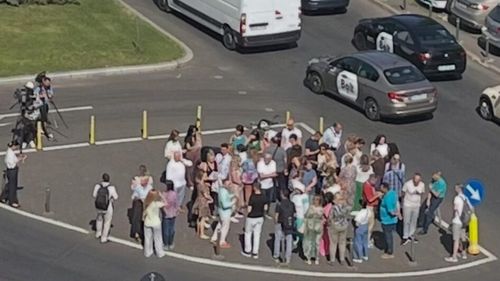 Circa 30 de angajați ai Guvernului protestează în Piața Victoria