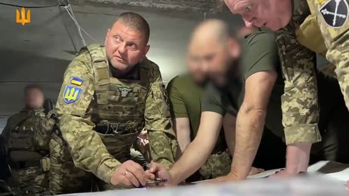 Imagini cu comandantul-șef al armatei ucrainene cu o insignă "Baby Yoda" pe vesta antiglonț au devenit virale