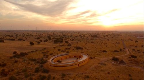 Cum se menține răcoroasă clădirea unei școli de fete din deșertul nord-indian, chiar și la temperaturi extreme