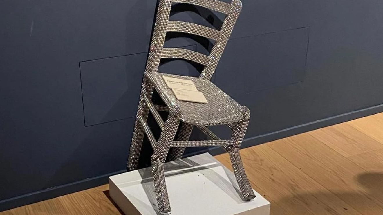 VIDEO Muzeul Palazzo Maffei din Verona depune plângere după ce un turist distruge ”Scaunul lui van Gogh”, o lucrare realizată de artistul italian Nicola Bolla. Artistul aplaudă ”performanţa”
