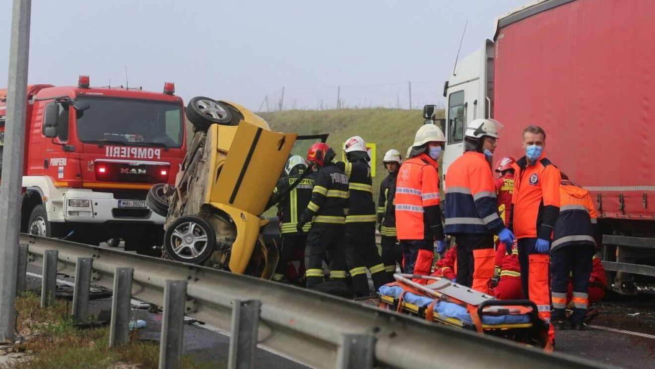 UPDATE O femeie a murit și un bărbat este în stop cardiorespirator/ Circulație blocată pe A3, după ce o mașină s-a izbit de un camion/ Trei victime sunt încarcerate