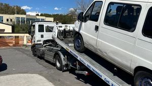 Un român a rămas fără mașină în Italia și a fost amendat cu 10 mii de euro / A aruncat gunoaie ilegal / Mașina nu avea asigurare și nici el, permis de conducere / Iar acasă fura curent și apă