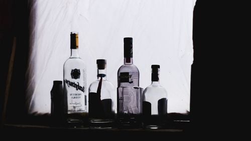 Digi24: Fenomenul „trash streaming”. Un bărbat din Rusia a murit în timpul unui livestream după ce a băut 1,5 litri de votcă pentru bani