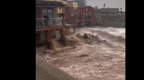 Furtuna din California lasă peste 560.000 de locuințe fără curent electric