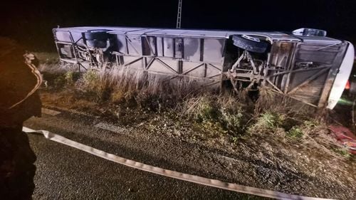 UPDATE Un autocar cu 33 de călători s-a răsturnat în Arad/ A fost activat planul roșu de intervenție/ Nu există persoane încarcerate, șapte victime au fost transportate la spital