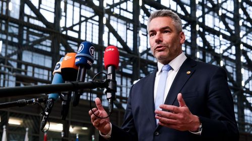 Cine este Karl Nehammer, cancelarul Austriei care se opune aderării României la Schengen /  Are carieră militară și a instruit ofițerii de informații / A fost acuzat că și-a angajat soția la Ministerul Apărării în timp ce el era ministru de Interne / A fost primul lider european care s-a întâlnit cu Putin, după începerea războiului