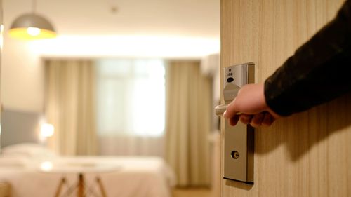 Ministrul britanic al persoanelor fără adăpost demisionează în urma unor dezvăluiri potrivit cărora a crescut preţul unei chirii după ce a reziliat contractul, contrar unei reforme pe care o promova