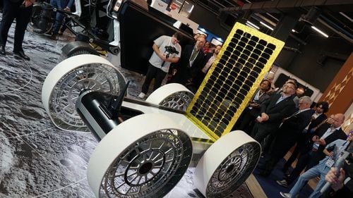 VIDEO Roverul privat FLIP înlocuieşte roverul NASA VIPER pentru misiunea selenară din acest an / Vehiculul robotic cu patru roți cântărește aproximativ 450 de kg și poate transporta o încărcătură de 30 de kg