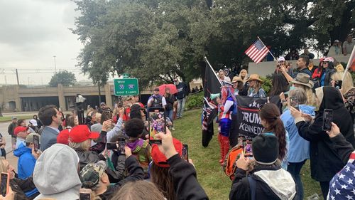 VIDEO Sute de adepți QAnon s-au adunat în Dallas pentru a-l aștepta pe John F. Kennedy, asasinat în 1963, să apară și să îl reinstaleze la putere pe Donald Trump