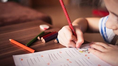 BREAKING Evaluări anuale ale elevilor din clasele pregătitoare – a IV-a au fost introduse in noul proiect România educată. Testările, parte a salarizării pe baza de performanță. DOCUMENT