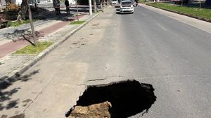 FOTO Asfaltul „cedează” în Slobozia: o gaură căscată pe Bulevardul Unirii, traficul dat peste cap