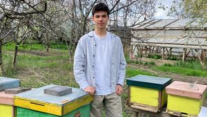 Codrin, vânătorul de albine. Povestea elevului din Iași care a strâns ban cu ban ca să-și cumpere albine. „Informatizarea” stupinei i-a adus un premiu internațional (Ziarul de Iași)