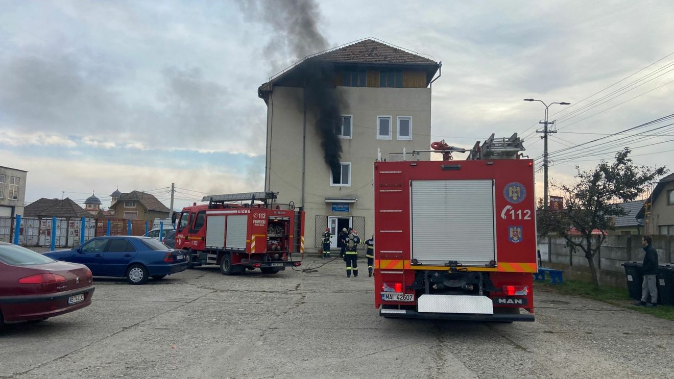 Alba: Incendiu izbucnit la internatul Liceului Sportiv din Sebeș / În clădire nu s-ar fi aflat persoane