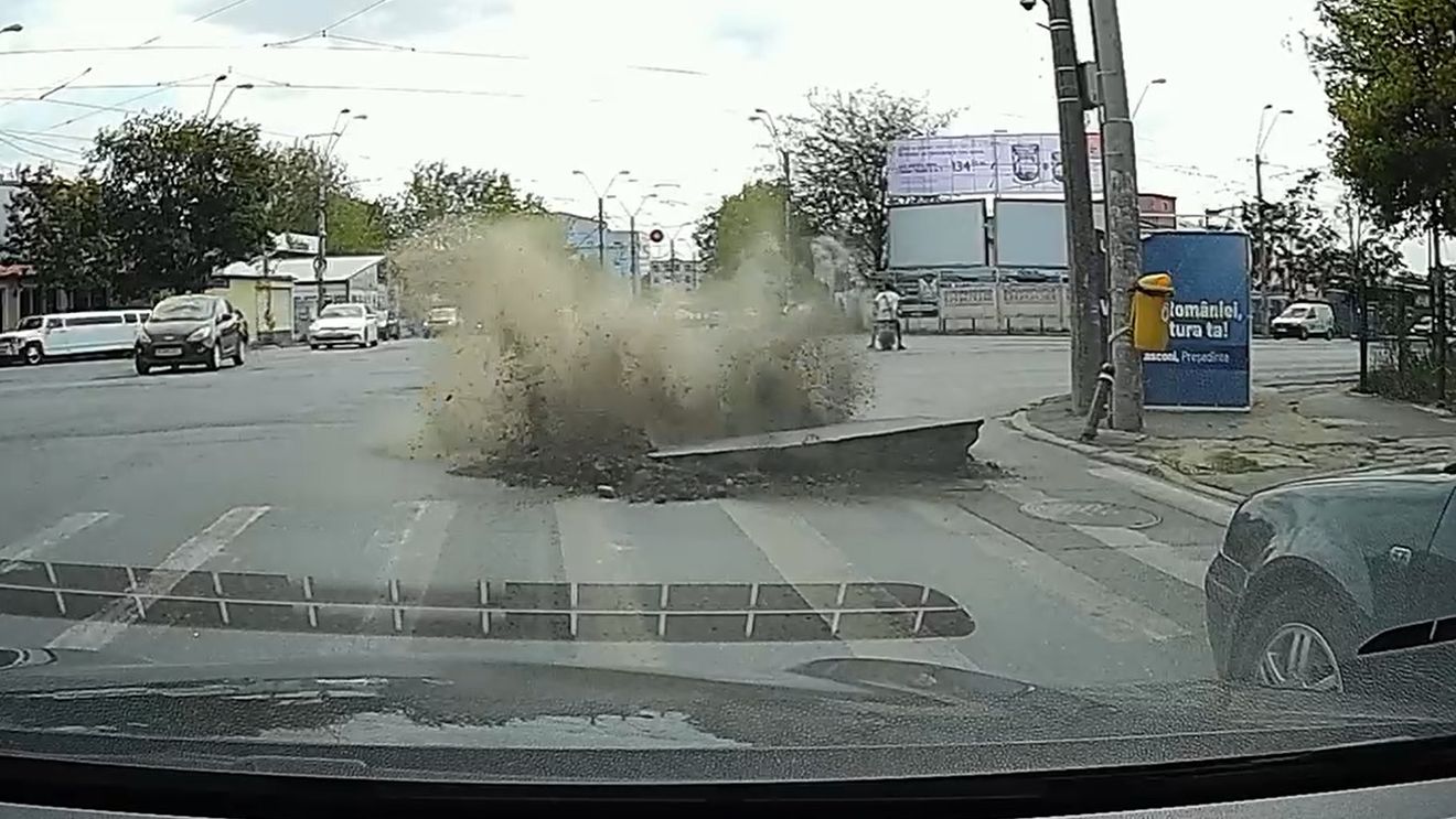 VIDEO Momentul în care asfaltul a explodat la propriu în București, pe Șoseaua Viilor / Incidentul a vut loc în urma efectuării de probe de presiune cu aer la rețeaua de distribuție a gazelor naturale / Restricții de circulație în zonă