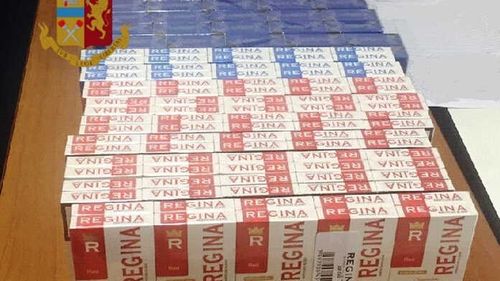 Români arestați în Italia, în cadrul unei ample anchete: au fost descoperite 5 fabrici clandestine de țigări, o afacere de 175 de milioane de euro / Au fost confiscate 35 de milioane de pachete de țigări / Muncitori din estul Europei erau forțați să lucreze în condiții inumane