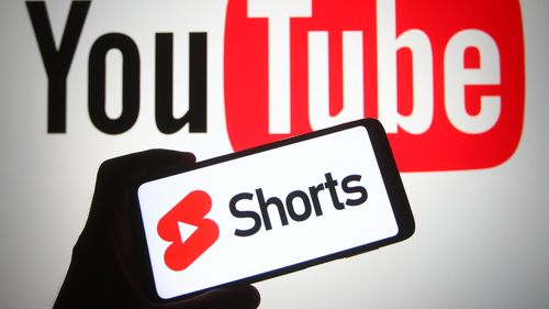 YouTube va eticheta automat videoclipurile generate cu AI. Noile marcaje vor fi mai vizibile pe Shorts și clipurile lungi
