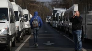 Trotinetele electrice: Poliția Rutieră spune că nu au voie pe carosabil, dar ia în calcul modificarea Codului rutier. Utilizatorii se plâng că străzile sunt atât de proaste, încât îi pun în pericol