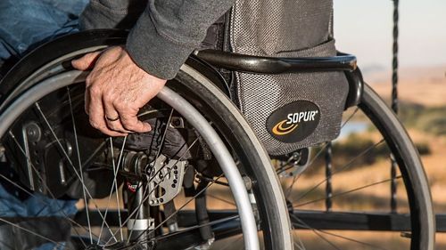 USR a depus un proiect de lege ce prevede creşterea indemnizaţiilor pentru persoanele cu dizabilităţi / Dragu: România nu le-a oferit demnitate, ci doar condiţii absurde a primi dreptul la un trai decent