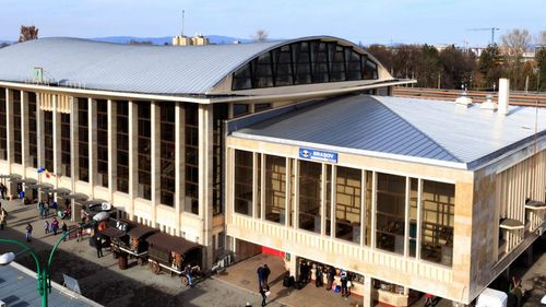 Primăria Brașov vrea parteneriat cu Ministerul Transporturilor și CFR pentru a moderniza gara din municipiu / Clădirea nu a mai fost reabilitată din anii '90