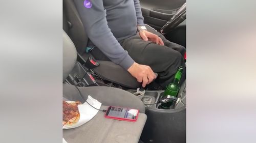 VIDEO Șofer oprit în trafic, cu o alcoolemie de 1,53, cu friptură pe scaunul din dreapta, muzică la maxim și o bere desfăcută / Sindicatul Europol: dădea o “petrecere privată” de Ziua Poliției