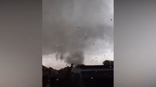 VIDEO O furtună neobişnuit de violentă a devastat orașe din sud-estul Cehiei / Sute de persoane au ajuns la spital, multe clădiri au pereți și acoperișuri prăbușite