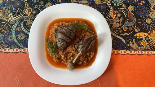 Rețetele bunicii: Rață/gâscă pe varză dulce, călită-n borș, de se lingea bunicul pe buze