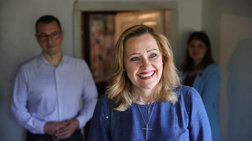 Lasconi, despre crucea pe care o poartă la gât: Am primit-o de la prietena mea bună Neti Sandu. Spre deosebire de Firea pe mine nu m-a făcut un partid