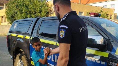 Un copil de 12 ani a apelat la poliție după ce câinele a rămas blocat într-un cămin de beton. Animalul a fost salvat cu ajutorul cetățenilor, în lipsa pompierilor plecați la o intervenție