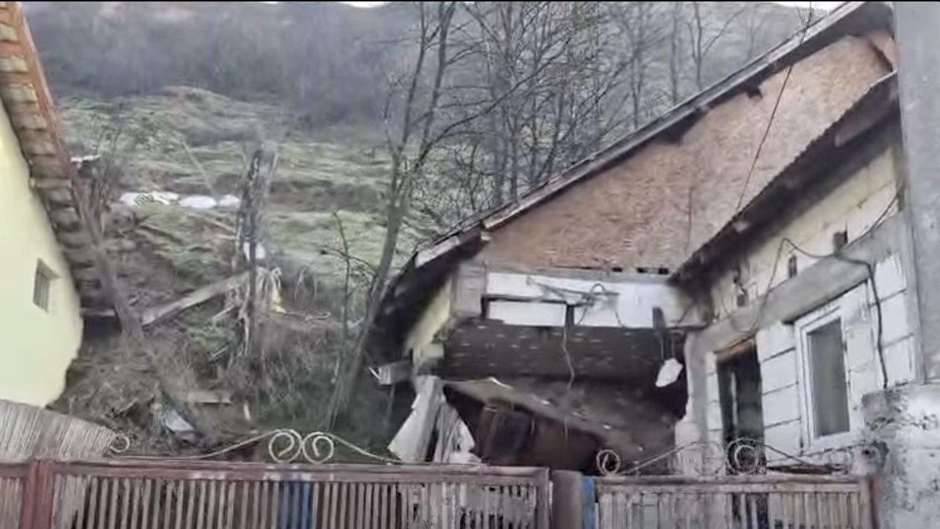 Primăria Slatina alocă sinistraţilor terenuri pentru case cu plata eşalonată în 10 ani / Șapte familii au fost evacuate din locuinţele de pe strada Grădişte, unde s-a produs o alunecare de teren