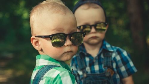 Raport: Pedofilii folosesc inteligența artificială ca să transforme celebritățile în copii