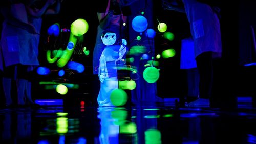 Teatrul "Gong" din Sibiu reia reprezentaţiile pentru bebeluşi, după trei ani / Spectacolul Der Fleck este unul senzorial, cu imagini multiple şi personaje cu care se poate interacţiona fără frică