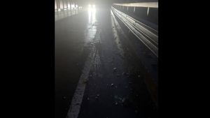 VIDEO Trafic alternativ pe Valea Oltului, în zona localității Boița, după ce mai multe pietre de pe versant au căzut pe carosabil