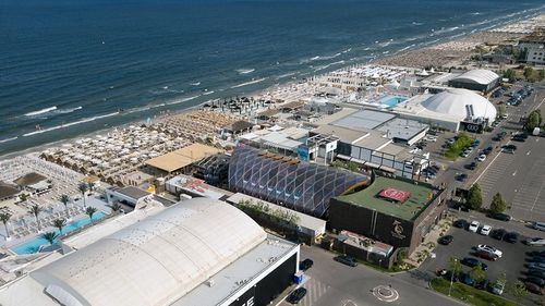 Două cluburi din Mamaia, amendate cu 6.000 de lei deoarece nu era respectată distanţarea fizică la mesele de pe terase