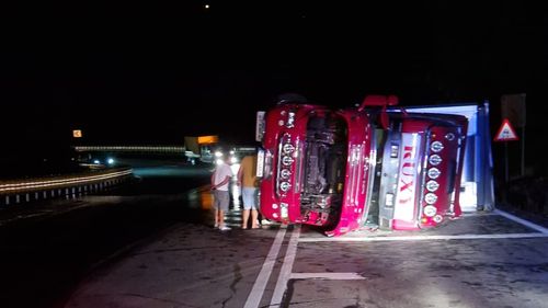 VIDEO Trafic reluat pe DN1, între Brașov și Predeal, după un blocaj de peste 6 ore / Un tir încărcat cu viței a fost răsturnat pe șosea