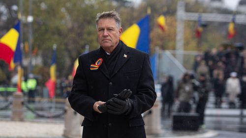 Klaus Iohannis a depus o coroană de flori la Piața Universității în memoria victimelor Revoluției din Decembrie 1989 / Dosarul Revoluției, încă nerezolvat