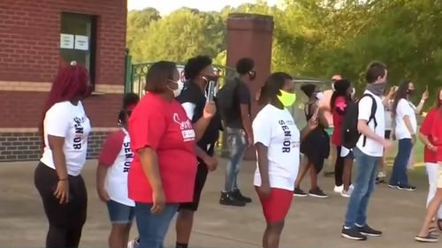 Cum se deschid școlile în America: New York e pregătit să reia cursurile la clasă, dar părinții și profesorii se opun. Primele cazuri de Covid în școli din primele state care au reluat predarea