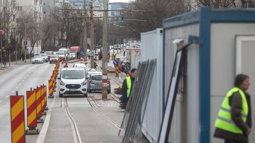 Nicuşor Dan anunţă că s-a turnat asfalt pe linia 5 între şinele de tramvai şi se lucrează la montarea traverselor şi a şinei / Termenul de finalizare a reabilitării este februarie 2025