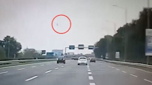 Imagini cu avionul prăbușit în Milano / Aeronava condusă de miliardul Dan Petrescu este total scăpată de sub control