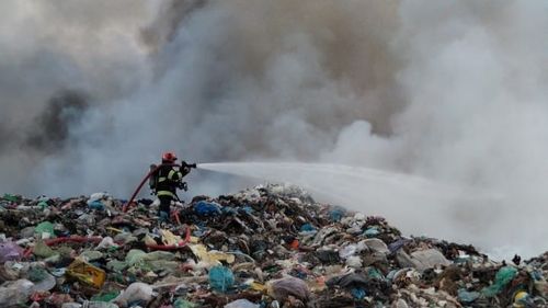 Incendiu cu degajări mari de fum la o groapă de gunoi de lângă Ploiești/ A fost transmis mesaj RO-Alert, populația îndemnată să nu iasă din case și să păstreze ușile și ferestrele închise
