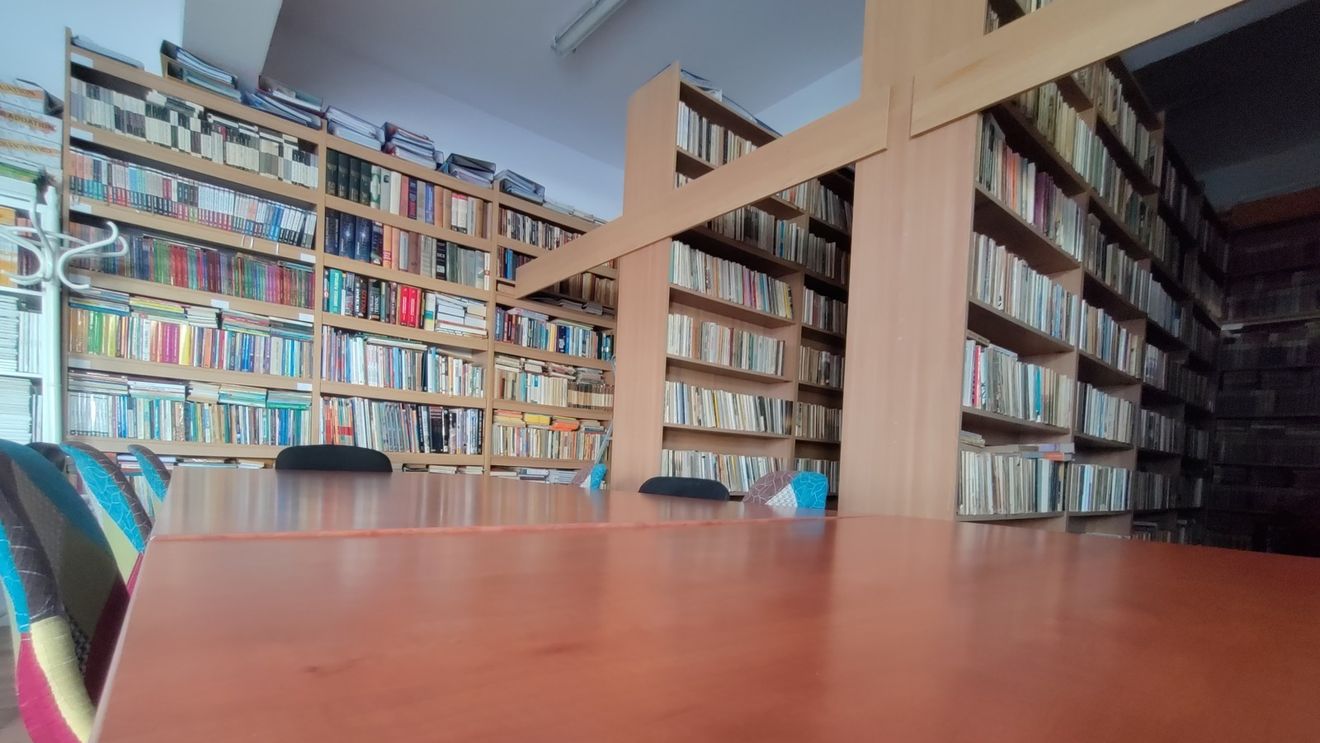 Cea mai veche bibliotecă din Ungaria se luptă pentru a salva 100.000 de cărţi de infestarea cu insecte