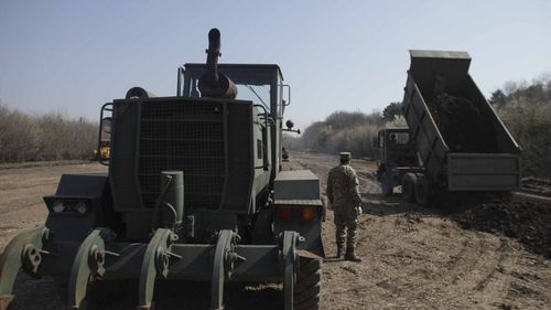 FOTO VIDEO A început construcția spitalului de campanie montat de Armată în curtea Institutului ”Ana Aslan”