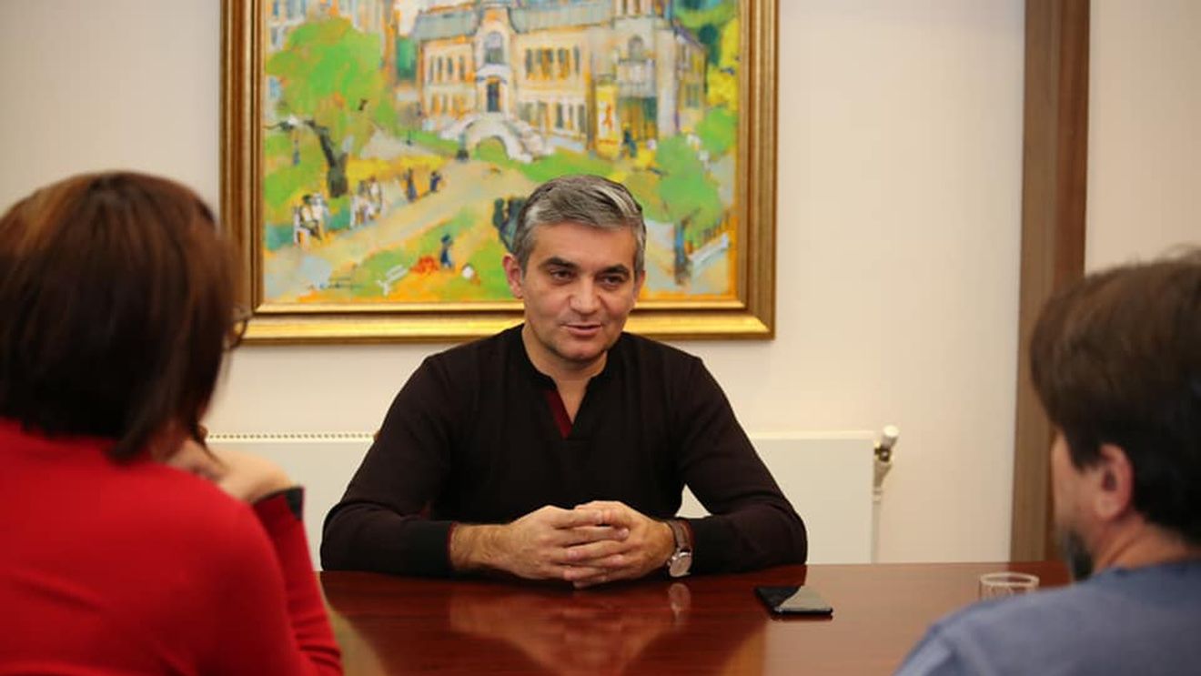 BREAKING Primarul din Sinaia, reținut de DNA (oficial) / Vlad Oprea este suspectat de procurori că ar fi primit mită de la patronul companiei Nordis, Vladimir Ciorbă, care l-ar fi denunțat / O parte din mita de 238.000 de euro, încasată de societatea mamei primarului / Ce acuzații îi mai aduc procurorii