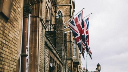 Londra impune sancţiuni membrilor unor bande balcanice de traficanţi de persoane, înaintea unui summit cu lideri regionali