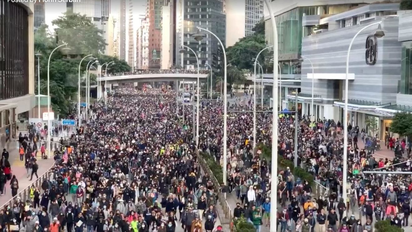 Hong Kong: Prima manifestație din 2020 s-a încheiat cu 400 de arestări. La protest au participat peste un milion de persoane