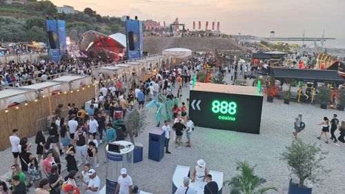 VIDEO Cum a fost la Neversea: Număr mai mare de participanți decât anul trecut, în ciuda frigului și a ploii/ Aproape orice gen de muzică, scene noi și demonstrații cu inteligență artificială (galerie foto)