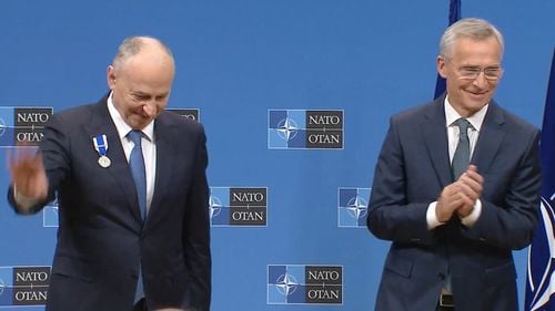 Mircea Geoană, decorat de șeful NATO la plecarea din funcție. El se pregătește de candidatura la prezidențiale