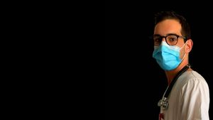 Studenți în uniformă: Universitatea din Oradea va pregăti în premieră medici pentru armată / Viitorii medici ofiţeri nu vor plăti taxa de şcolarizare, vor avea asigurate cazarea, hrana şi transportul. În plus, vor avea soldă lunară
