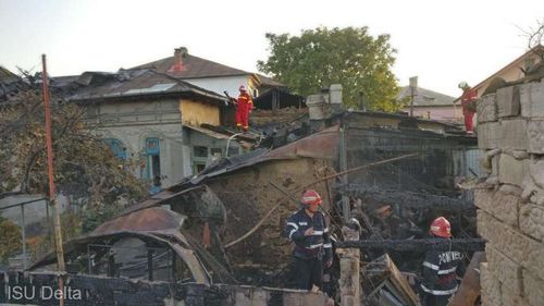 Șase gospodării din Tulcea au fost mistuite de un incendiu provocat de o scânteie