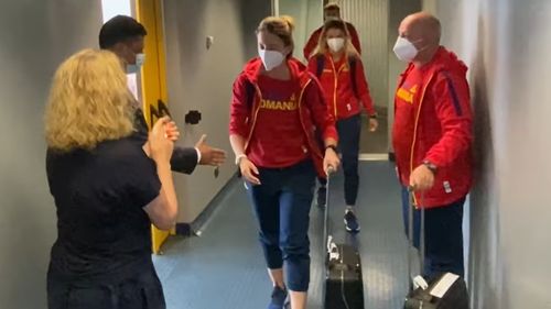 Ce a postat ministrul Eduard Novak după seria de gesturi făcute de scrimera Ana Maria Popescu la aeroport: a refuzat să dea mâna cu el și l-a atacat în discursul de primire