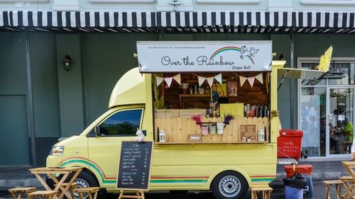 EXCLUSIV Producător: Există interes mare în România pentru food truck-uri, dar oameni nu își fac temele și sunt surprinși de costuri / Un astfel de vehicul ajunge la 80.000 de euro, iar afacerea e rareori rentabilă fără relații